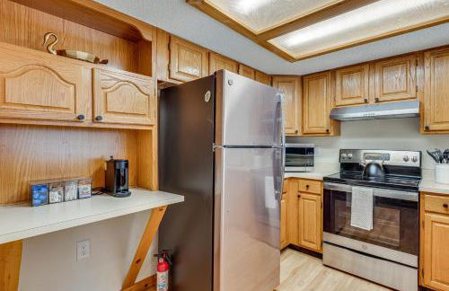 Riverfront Lincoln Condo with Patio and Pool Access! - Foto 12