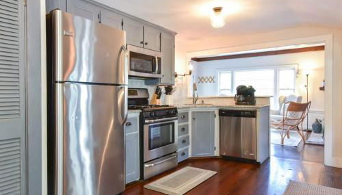 Antique Dennis getaway with firepit & EV charger Dog friendly - Foto 3