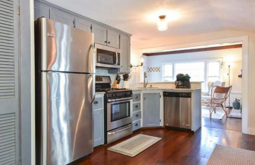 Antique Dennis getaway with firepit & EV charger Dog friendly - Foto 3