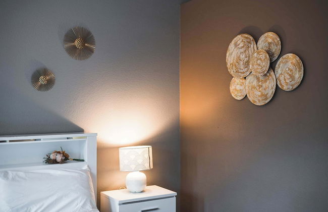 Spacious Retreat w Modern Decor and Private Yard - Photo 8