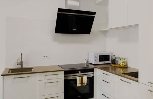 Spacious 3BR 2/5 BA Near Diamond District by Oneluxstay - Foto 14