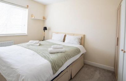 Impressive 4 Bed House Sleeps 8 - Private Parking Fast Wi-Fi Netflix & Foosball, Business Insurance and Leisure Travellers Welcome - Foto 15