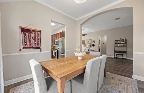 Artist Retreat at Cypress Creek - Hotub - Sleeps 9 - Photo 2