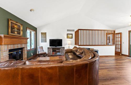 Experience lakeside luxury at Sunset Cove, a spacious 5-bedroom home - Foto 23