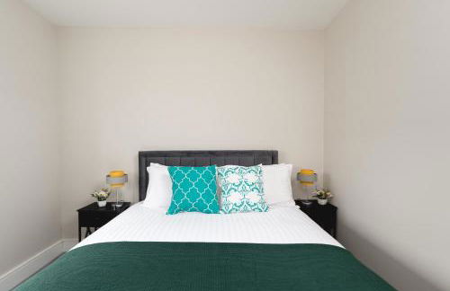 Skyvillion - COZY LARGE 4 & 1 Bed Apartments in London Enfield, Mins to Tube Station, Free Wi-Fi - Foto 48