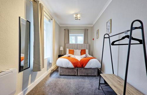 Large 5-Bedroom Home, Perfect for Long Stays & Team Accommodation - Foto 6