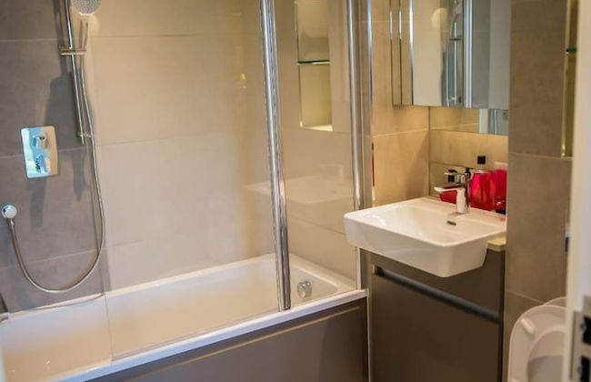 Thames View 2 Bed Apartment With Balcony - Photo 28