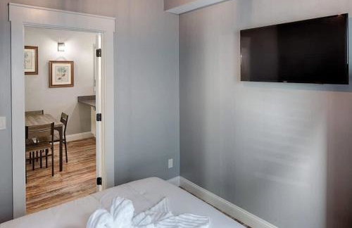 Quaint Cottage with Private Pool-Walk to Everything - Foto 19