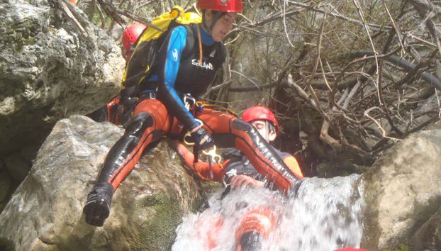 Barranquismo en la Sierra de las Nieves - Foto 2, Descendiendo por los barrancos de la Sierra de las Nieves