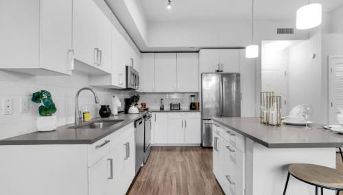 Sunny 1BR Unit With Free Parking Prime Location - Foto 4