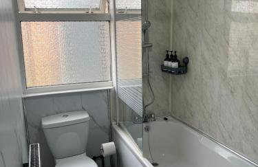 4BDR House By Homesy - Short Term Rental Cardiff - Ideal for Contractors - Foto 26