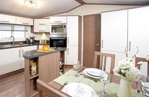 Family breaks at Rockley Park with Prosecco and a box of chocolates on arrival - Photo 7