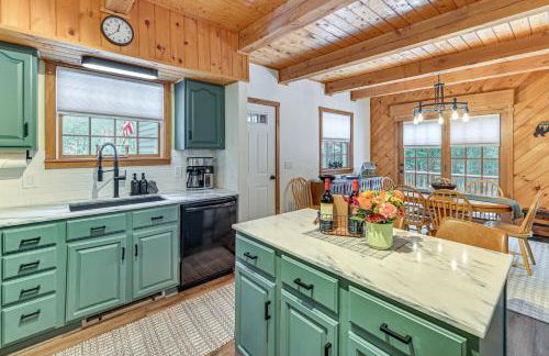 8 Mi to Mt Snow Cozy Bear Cabin with Hot Tub! - Foto 8