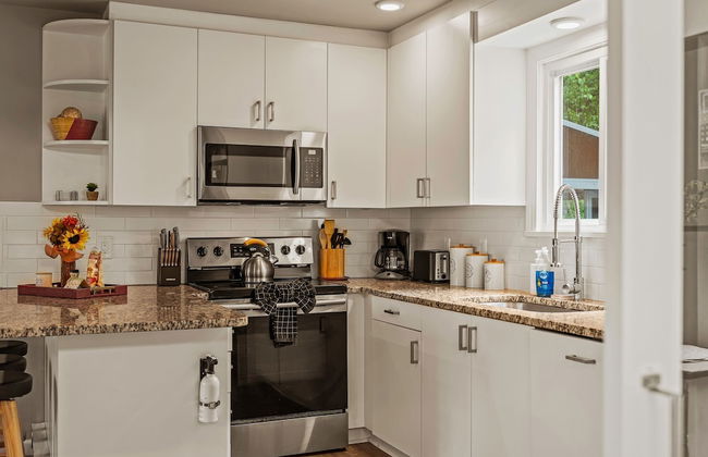 Inn the Poconos by Avantstay Private Lake Access Enclosed Hot Tub - Photo 14