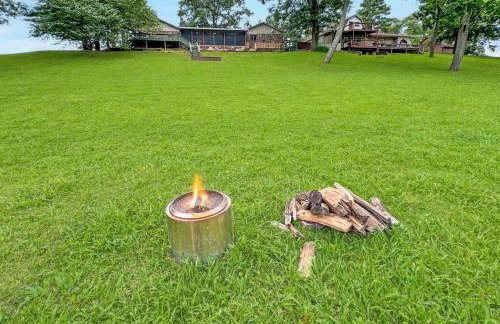 Riverfront Retreat - Right next to the White River - Foto 9