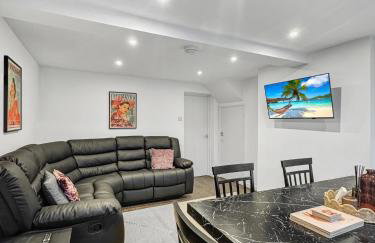 Sleeps 8, 4 bed 2 bathroom house with parking Balderton - Foto 3