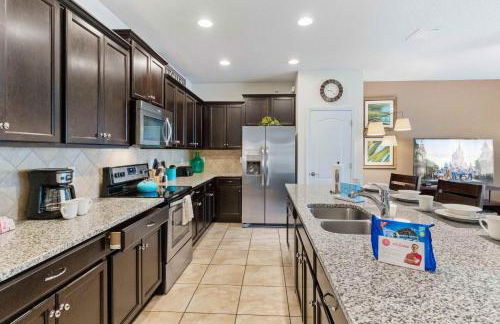 Townhome with Private Pool, BBQ & FREE Waterpark - Photo 18