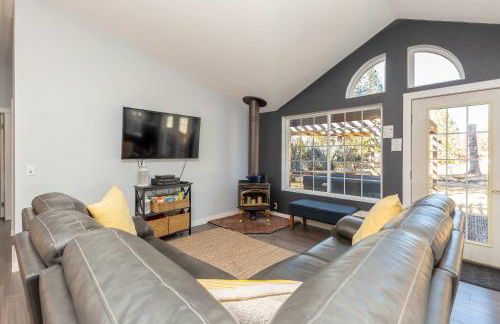 Charming 3-Bedroom Home in Bend with Hot Tub Game Room & Spacious Family Dining - Foto 10