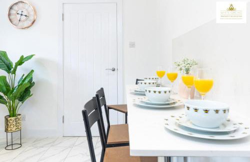 Contractors 3 Bed 2Bath House Free Off Street Parking for 2 Cars WiFi Stevenage Self Catering Sleeps 5 Guests By White Orchid Property Relocation - Foto 40