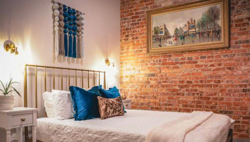 Private Boutique Getaway - Fireplace & Soaking Tub - Downtown Loft - by Cross-Key Vacation Rentals - Foto 5