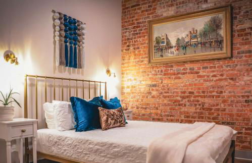 Private Boutique Getaway - Fireplace & Soaking Tub - Downtown Loft - by Cross-Key Vacation Rentals - Photo 30