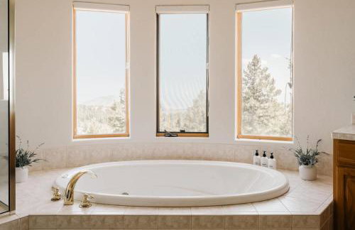 Peaceful Getaway with Hot Tub - Views - Evergreen - Foto 30