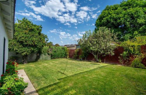 Updated 3-Bedroom LA Home with Backyard, BBQ & Family-Friendly Amenities - Photo 26