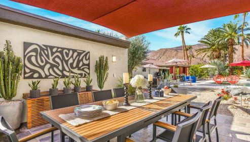 Design-forward Palm Springs home w saltwater pool lush yard multiple outdoor dining areas Casa Papagayo by AvantStay - Foto 2, Other