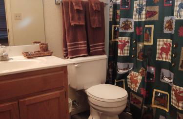 2BR Gated Escape With A Pool And Walk to Dining and Trails - Foto 21