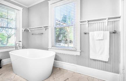 Homey Lodge - Cozy home / Walk to Revolution Mill / Near Downtown / Perfect for groups and family / Free parking - Foto 14