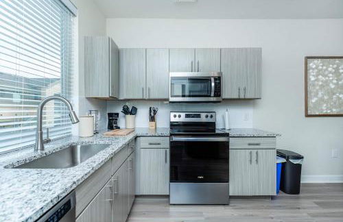 Cozy Retreat for Work or Relaxation - Photo 8