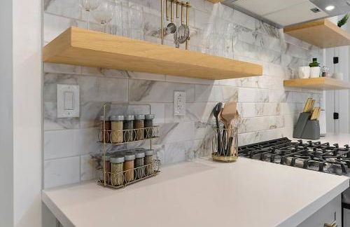 East Sac Getaway, Walking Distance to Hospitals - Photo 13