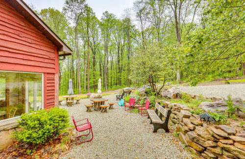 10 Mi to Mtn Resort Normalville Cabin with Balcony! - Foto 1