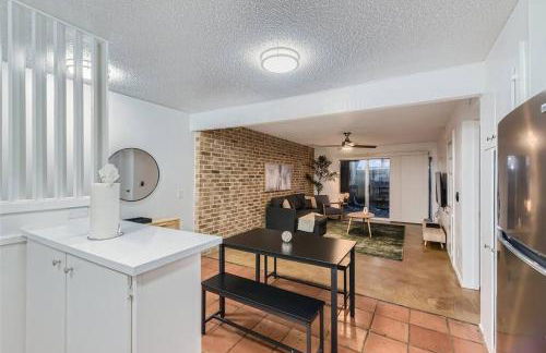 2B Getaway - Sleeps 6 - Pool, Pkg - Walk Dtwn - Foto 21