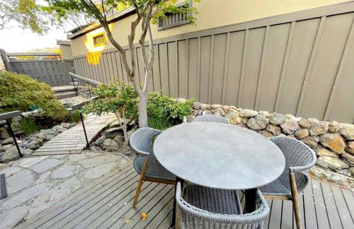 Luxury 3BR Hillside Retreat wAC Panoramic View - Photo 35