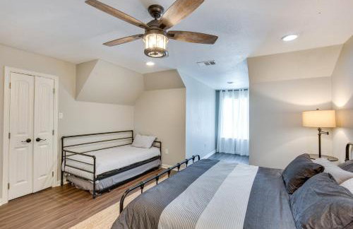 Unwind Fireside Wills Point Gem with Hot Tub and Pond - Foto 15