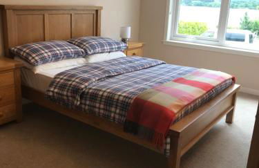 Borrodale, one bedroom apartment with balcony and loch view. - Photo 9