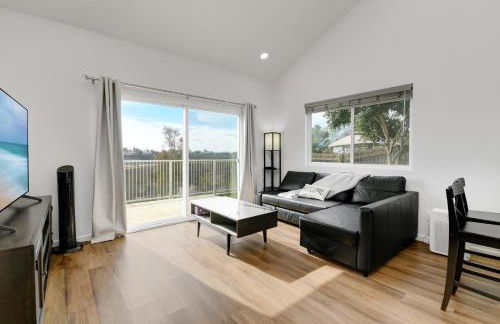 Bright Spacious Modern Getaway - Photo 16