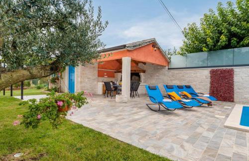 Stylish villa with swimming pool and garden - Foto 24