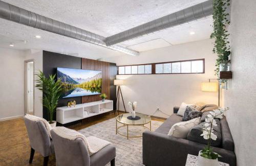 2BR River Market Loft for 6 - Rooftop & Gym - Foto 1