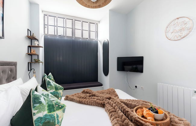 Elliot Oliver - Stylish 2 Bedroom Town Centre Apartment - Photo 3