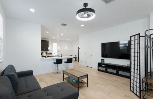 Modern Desert Home-Great for families & groups, near golf, hiking, and city fun, Private in-law suite with own entrance also available separately - Foto 1