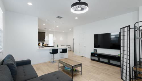 Modern Desert Home-Great for families & groups, near golf, hiking, and city fun, Private in-law suite with own entrance also available separately - Foto 1