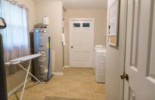 ~ The Cozy Farmhouse ~ | Sleeps 10+ | Farm Views - Foto 52