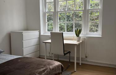 Cosy 5 Bed Apartment in Highgate - Photo 4