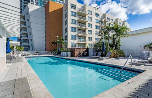1BR Miami Retreat with BBQ, Pool, & Skyline Views - Foto 17