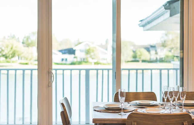 Waterfront Retreat With Stunning Views Modern Co - Foto 16