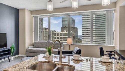 Luxury High-Rise • 18th Floor Condo • Parking 5 - Foto $