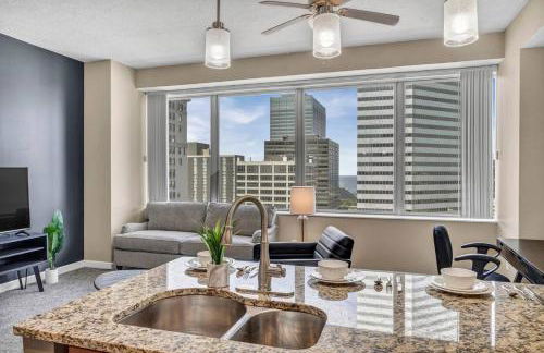 Luxury High-Rise • 18th Floor Condo • Parking 5 - Foto $