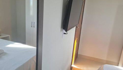 Kitnet 301 centro linda vista por sol com tv smart e ar - Foto 4